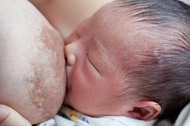 Menyusui Bayi VS Beri ASI dengan Metode Eping, Mana Lebih Sulit? Foto: Shutterstock