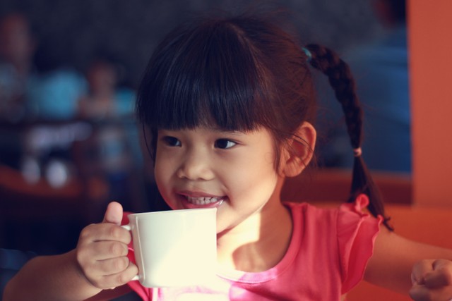 Ilustrasi anak minum susu sebelum tidur. Foto: Shutterstock