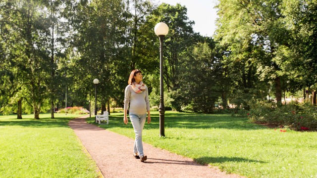 Ilustrasi ibu hamil berjalan. Foto: Shutter Stock