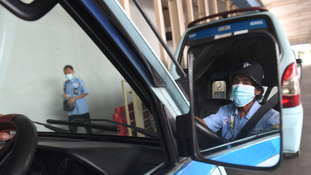 Supir angkutan Jak Lingko mengenakan masker saat menunggu penumpang di Tanah Abang, Jakarta, Kamis (22/7/2021). Foto: Akbar Nugroho Gumay/ANTARA FOTO