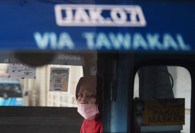 Penumpang mengenakan masker di dalam angkutan Jak Lingko di Tanah Abang, Jakarta, Kamis (22/7/2021). Foto: Akbar Nugroho Gumay/ANTARA FOTO