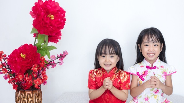 Ilustrasi anak merayakan imlek. Foto: Shutter Stock