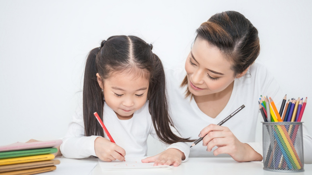 Ilustrasi anak belajar bersama guru privat. Foto: Shutter Stock
