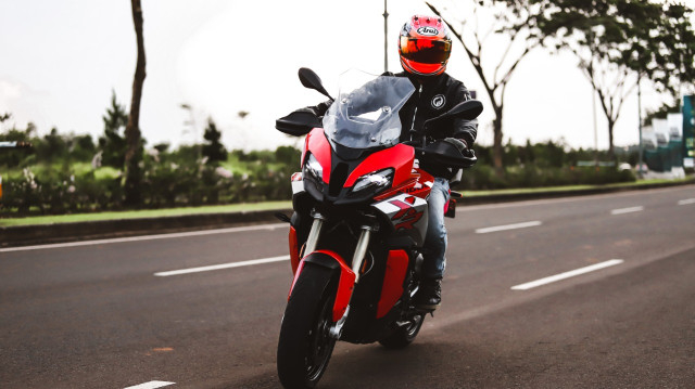 Ilustrasi naik sepeda motor, test ride BMW S1000XR. Foto: Bangkit Jaya Putra/kumparan