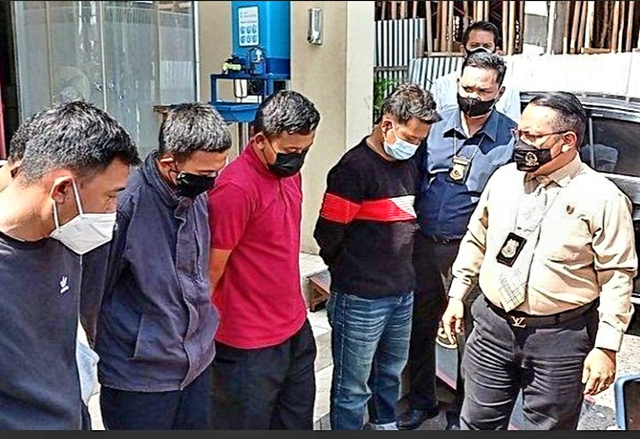 Oknum satgas PPKM Ogan Ilir yang kedapatan pungli di pintu Tol Keramasan. (foto: dok. istimewa)