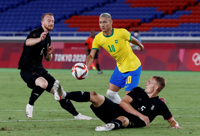 Pemain Brasil Richarlison duel dengan pemain Jerman Amos Pieper saat pertandingan Olimpiade Tokyo 2020 di Stadion Internasional Yokohama, Jepang. Foto: Phil Noble/Reuters