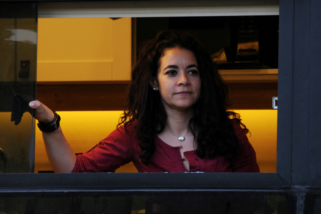 Yara Shalabi, melihat keluar dari bus yang dia bangun menjadi rumah di Kairo, Mesir. Foto: Rania Gomaa/REUTERS