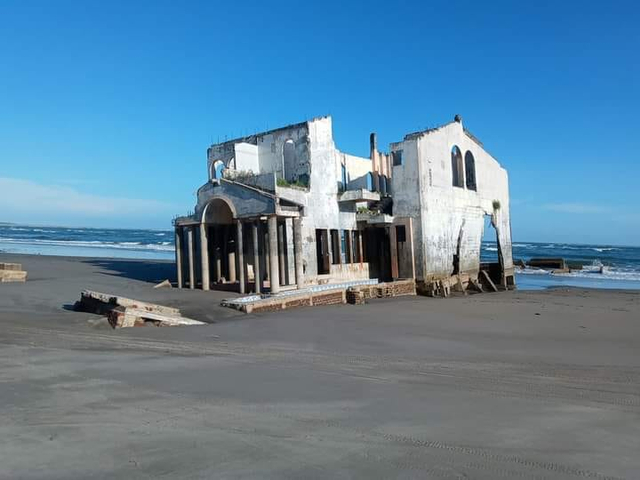 Vila terdamparmisterius di pantai di Costa del Sol, El Salvador Foto: Alejandro A. Borja/Facebook