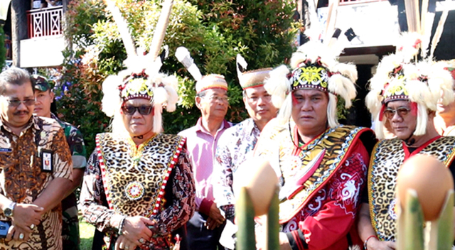 Ilustrasi masyarakat Dayak. Sumber: Pemerintah Daerah Kabupaten Kutai Barat