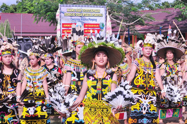 Ilustrasi masyarakat yang mementaskan lagu daerah Kalimantan Utara. Sumber: Pemkab Bulungan