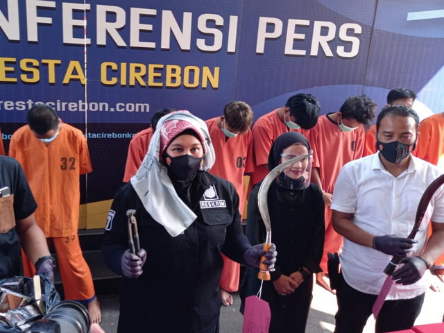 Jajaran Sat Reskrim Polresta Cirebon menunjukkan barang bukti kasus bentrokan geng motor saat ungkap perkara di Mapolresta Cirebon, Jumat (23/7/2021). FOTO: Anatasya/CIREMAITODAY