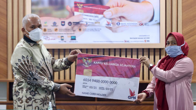 Sekda Aceh memberikan Kartu Keluarga Sejahtera secara simbolis saat peluncuran penyaluran Bansos PKH dan Sembalko di Aceh. Foto: Suparta/acehkini  