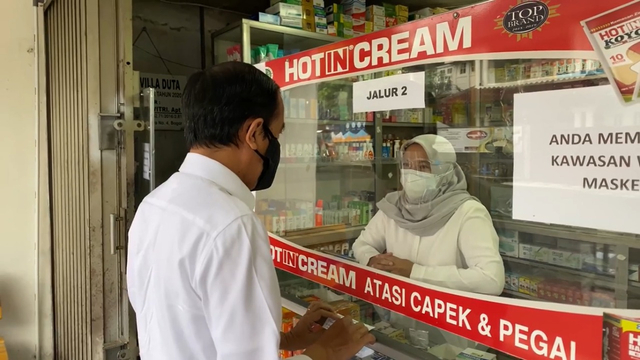 Presiden Jokowi Sidak ke Apotek, Bogor 23 Juli 2021. Foto: Instagram.com/jokowi
