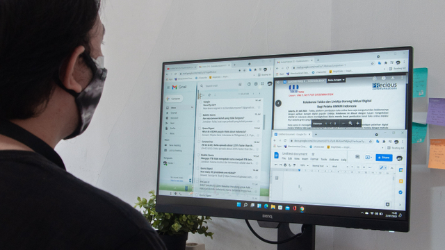 Ilustrasi menatap monitor. Foto: Kevin S. Kurnianto/kumparan