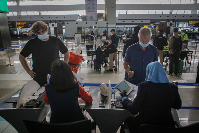 Warga Negara Asing (WNA) melakukan validasi dokumen penerbangan di area Terminal 3 Bandara Internasional Soekarno Hatta, Tangerang, Banten, Jumat (23/7/2021). Foto: Fauzan/Antara Foto