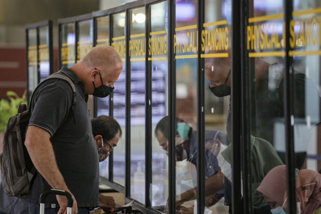 Warga Negara Asing (WNA) melakukan validasi dokumen penerbangan di area Terminal 3 Bandara Internasional Soekarno Hatta, Tangerang, Banten, Jumat (23/7/2021). Foto: Fauzan/Antara Foto
