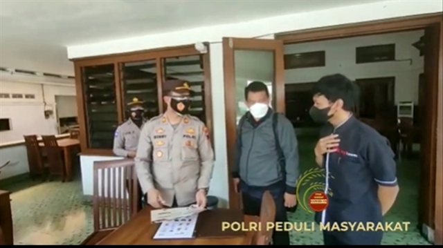 Kapolsek Laweyan AKP Bobby A Rachman saat memborong makanan. Foto: Instagram/@polrestasurakarta