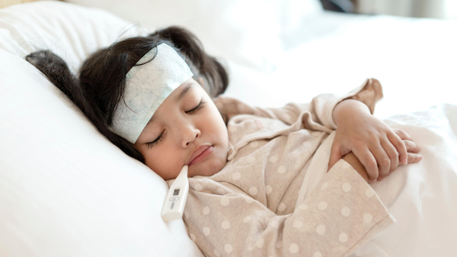 Ilustrasi anak demam. Foto: Shutter Stock