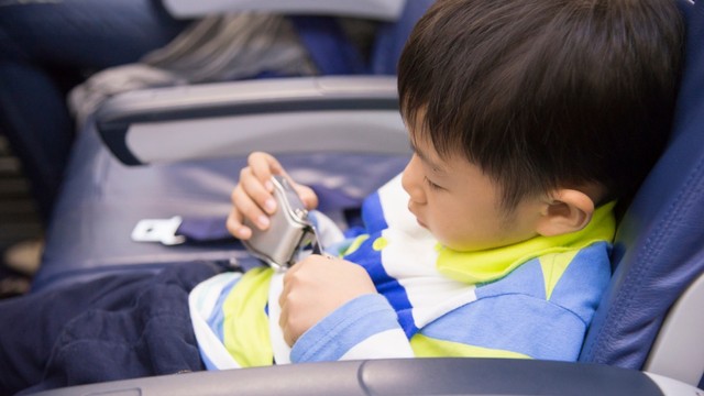 Ilustrasi anak di pesawat. Foto: Shutter Stock
