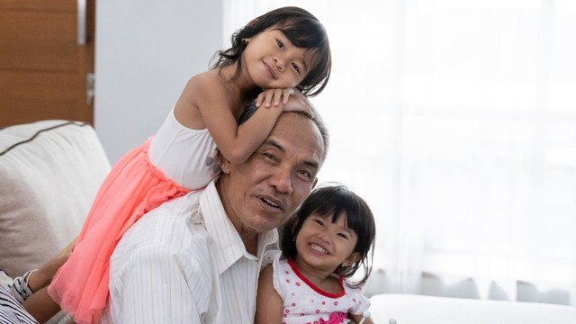 Ilustrasi anak dimanja kakek. Foto: Shutter Stock