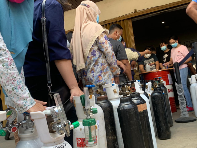 Warga antre mengisi oksigen di Pontianak. Foto: Teri/Hi!Pontianak