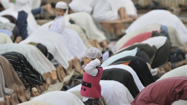 Ilustrasi anak ikut salat. Foto: Shutter Stock