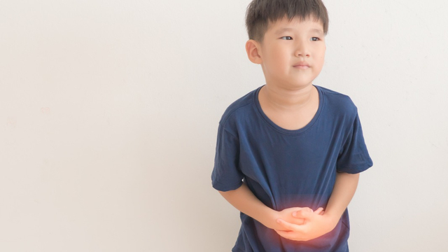 Ilustrasi anak laki-laki sakit perut. Foto: Shutter Stock