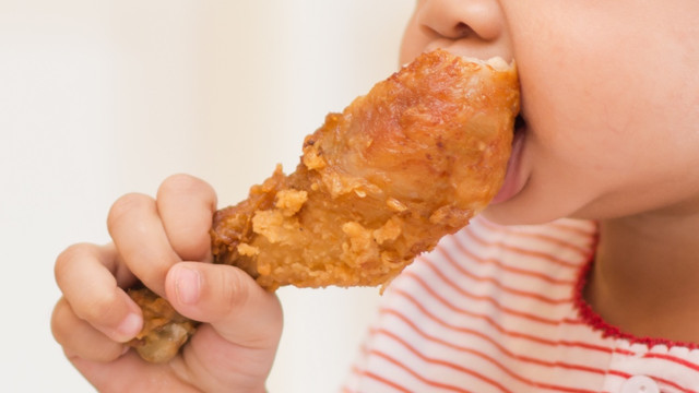 Ilustrasi anak makan ayam goreng fast food. Foto: Shutterstock
