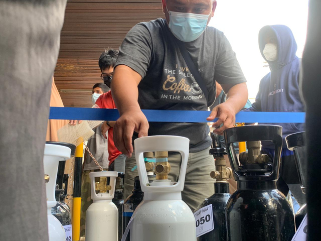 Warga antre mengisi tabung oksigen di Pontianak. Foto: Teri/Hi!Pontianak 