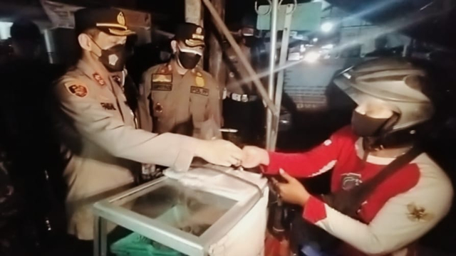 Polisi memborong dagangan penjual bakso keliling di Brebes. (Foto: Fajar Eko)