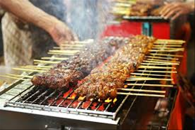 Ilustrasi resep sate kambing bumbu kacang. Sumber: Unsplash