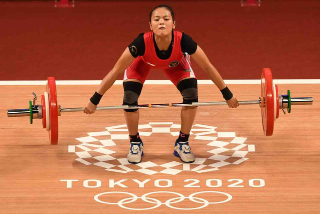 Lifter putri Indonesia Windy Cantika Aisah melakukan angkatan snatch dalam kelas 49 Kg Putri Grup A Olimpiade Tokyo 2020 di Tokyo International Forum, Tokyo, Jepang, Sabtu (24/7/2021). Foto: Sigid Kurniawan/ANTARA FOTO