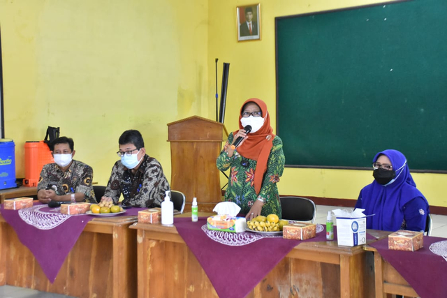 Bupati Tegal Umi Azizah (berdiri) saat menyampaikan pesan pentinganya peran satgas Jogo Tonggo dalam upaya penanganan pandemi Covid-19 di Balai Desa Pedagangan, Kecamatan Dukuhwaru, Kamis (22/07/2021). (Foto: Dok. Humas Pemkab Tegal)