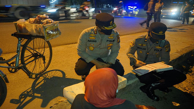 KAPOLDA Riau, Irjen Pol Agung Setya Imam Effendi saat mengaji bareng Wati, seorang perempuan tua berusia 65 tahun dan anak buahnya, Jumat malam (23/7/2021). 