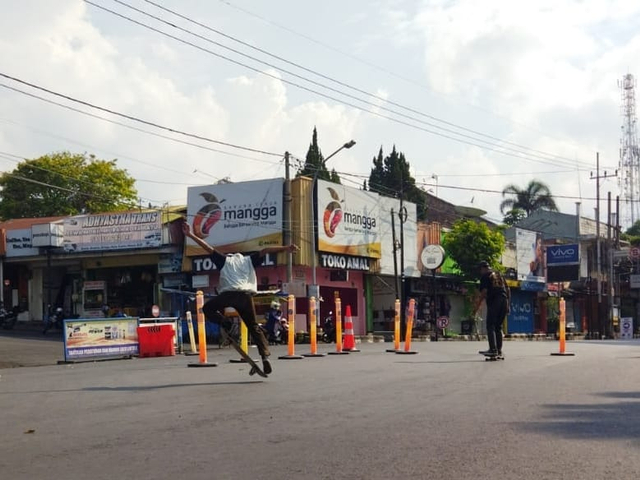 Bermain skateboard dengan memanfaatkan sepinya Jalan Gajah Mada di sisi utara Alun-alun Kota Batu. Foto: M Sholeh