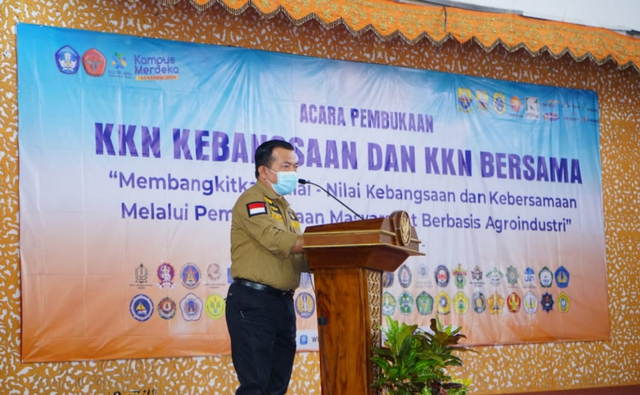 Gubernur Jambi, Al Haris saat memberikan sambutan kepada para peserta mahasiswa KKN. Foto: Diskominfo Provinsi Jambi.