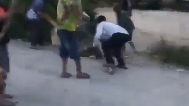 Penganiayaan warga yang ingin isoman di Desa Sianipar, Kecamatan Silaen Tobasa. Foto: Instagram/@banjarnahor