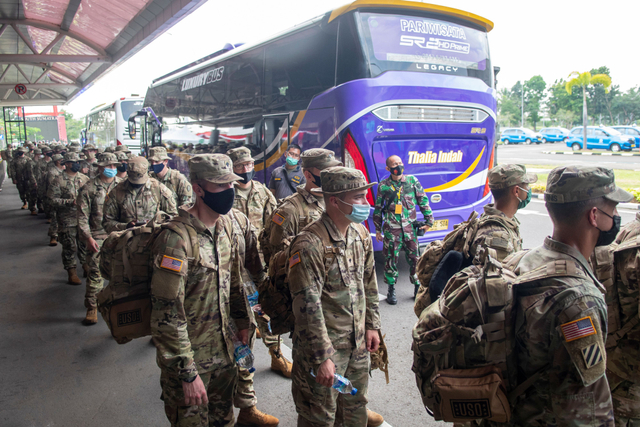 Tentara Amerika (US Army) berjalan menuju bus setibanya di Bandara International Sultan Mahmud Baddarudin (SMB) II Palembang, Sumatera Selatan, Sabtu (24/7/2021). Foto: Nova Wahyudi/Antara Foto