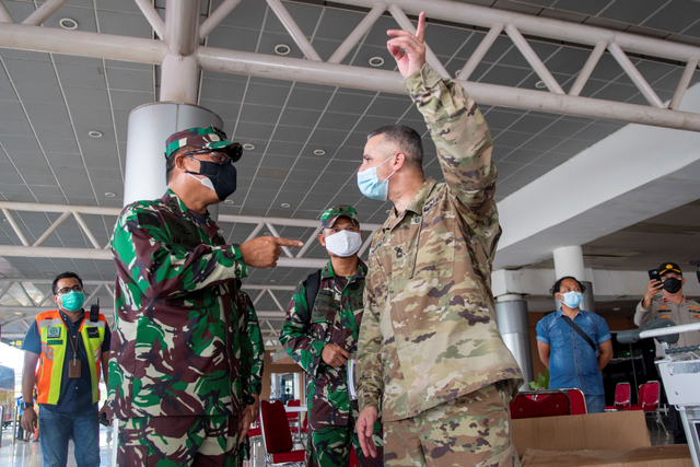 Komandan Kodiklat TNI AD Letnan Jenderal TNI Anto Mukti Putranto (kiri) berbincang dengan Tentara Amerika di Bandara International Sultan Mahmud Baddarudin II. Foto: Nova Wahyudi/Antara Foto