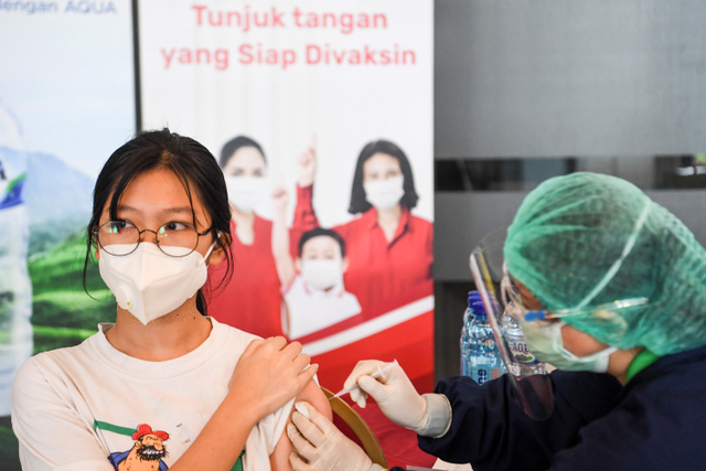 Seorang anak menerima vaksin COVID-19 Sinovac di Sentra Vaksinasi COVID-19 khusus anak di Taman Impian Jaya Ancol, Jakarta, Sabtu (24/7).  Foto: Hafidz Mubarak A/ANTARA FOTO