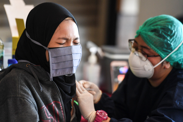 Seorang anak menerima vaksin COVID-19 Sinovac di Sentra Vaksinasi COVID-19 khusus anak di Taman Impian Jaya Ancol, Jakarta, Sabtu (24/7). Foto: Hafidz Mubarak A/ANTARA FOTO