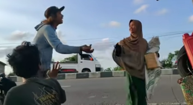 Viral aksi mulia seorang ibu pemulung beri uang ke sekelompok muda-mudi yang nongkrong di pinggir jalan. (Foto: YouTube/@TV MERTANI)