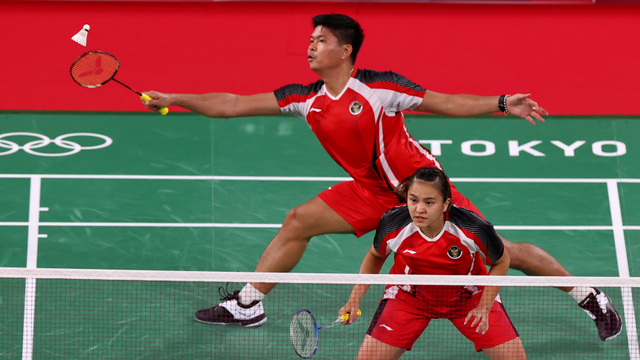 Ganda campuran Indonesia, Praveen Jordan dan Melati Daeva Oktavianti pada pertandingan Olimpiade Tokyo 2020 di di Musashino Forest Sports Plaza, Tokyo, Jepang.
 Foto: Leonhard Foeger/REUTERS