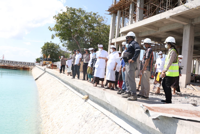 Gubernur Bali Wayan Koster saat meninjau pelabuhan Sampalan di Nusa Penida - IST