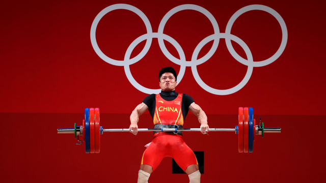 Aksi Li Fabin asal China di angkat besi Olimpiade Tokyo 2020. Foto: REUTERS / Edgard Garrido