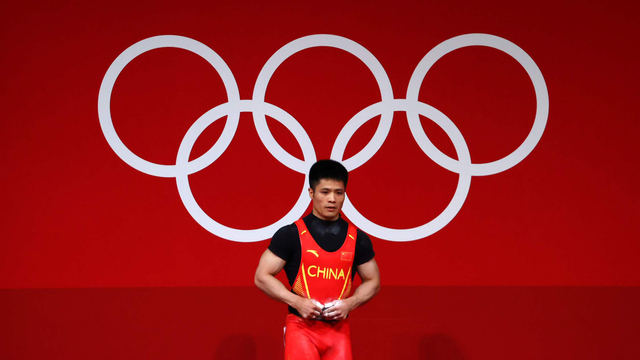 Aksi Li Fabin asal China di angkat besi Olimpiade Tokyo 2020. Foto: REUTERS / Edgard Garrido