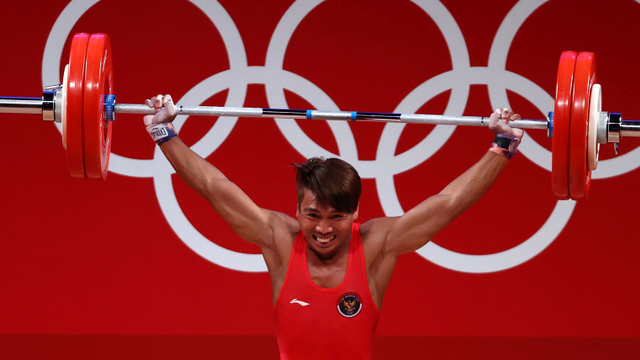 Aksi Deni di angkat besi Olimpiade Tokyo 2020. Foto: REUTERS/Edgard Garrido