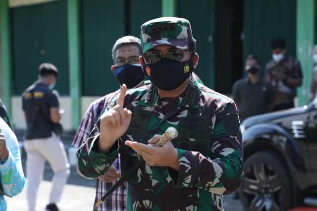  Panglima TNI imbau warga bergejala COVID-19 segera dirawat. Foto: Dok. Puspen TNI