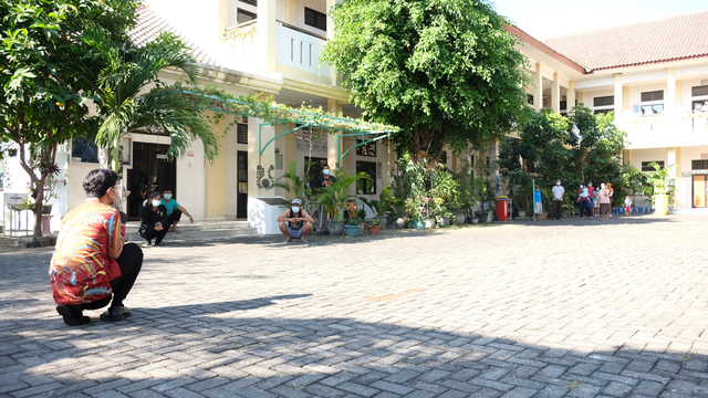 Wali Kota Solo Gibran Rakabuming mengunjungi tempat isolasi terpusat di SD Negeri Panularan.