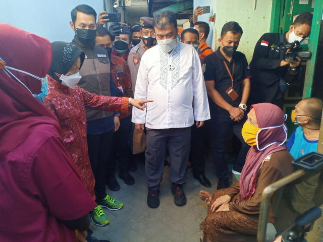 Risma marahi Kadinsos saat blusukan ke Tuban. Foto: Dok. Istimewa